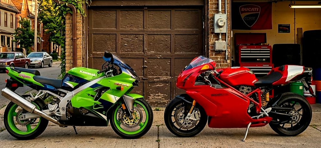 Ducati 999R vs Kawasaki ZX 9R: two superbikes with different