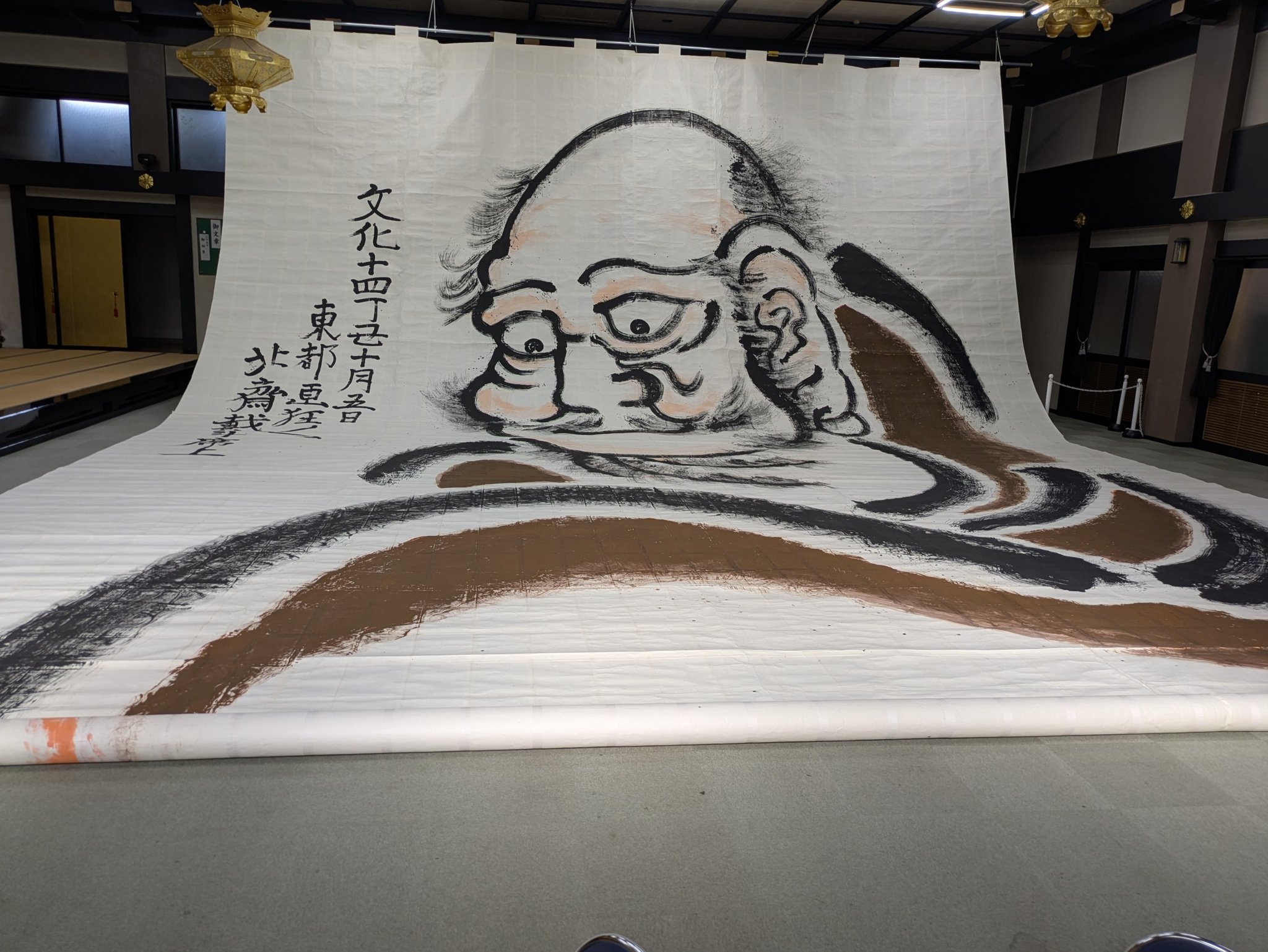 西本願寺別院本堂内にて120畳大だるま絵が展示中です