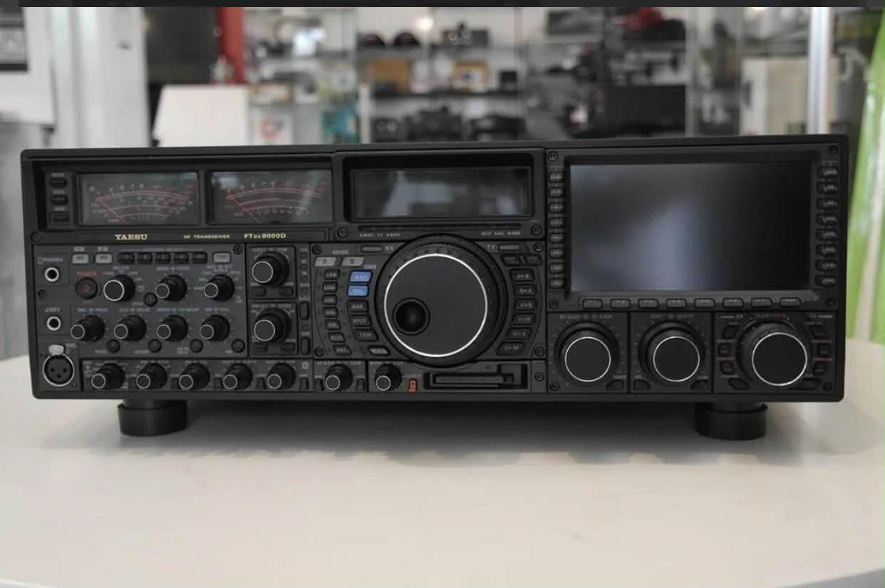 Yaesu FT-102 HF transceiver features and specifications