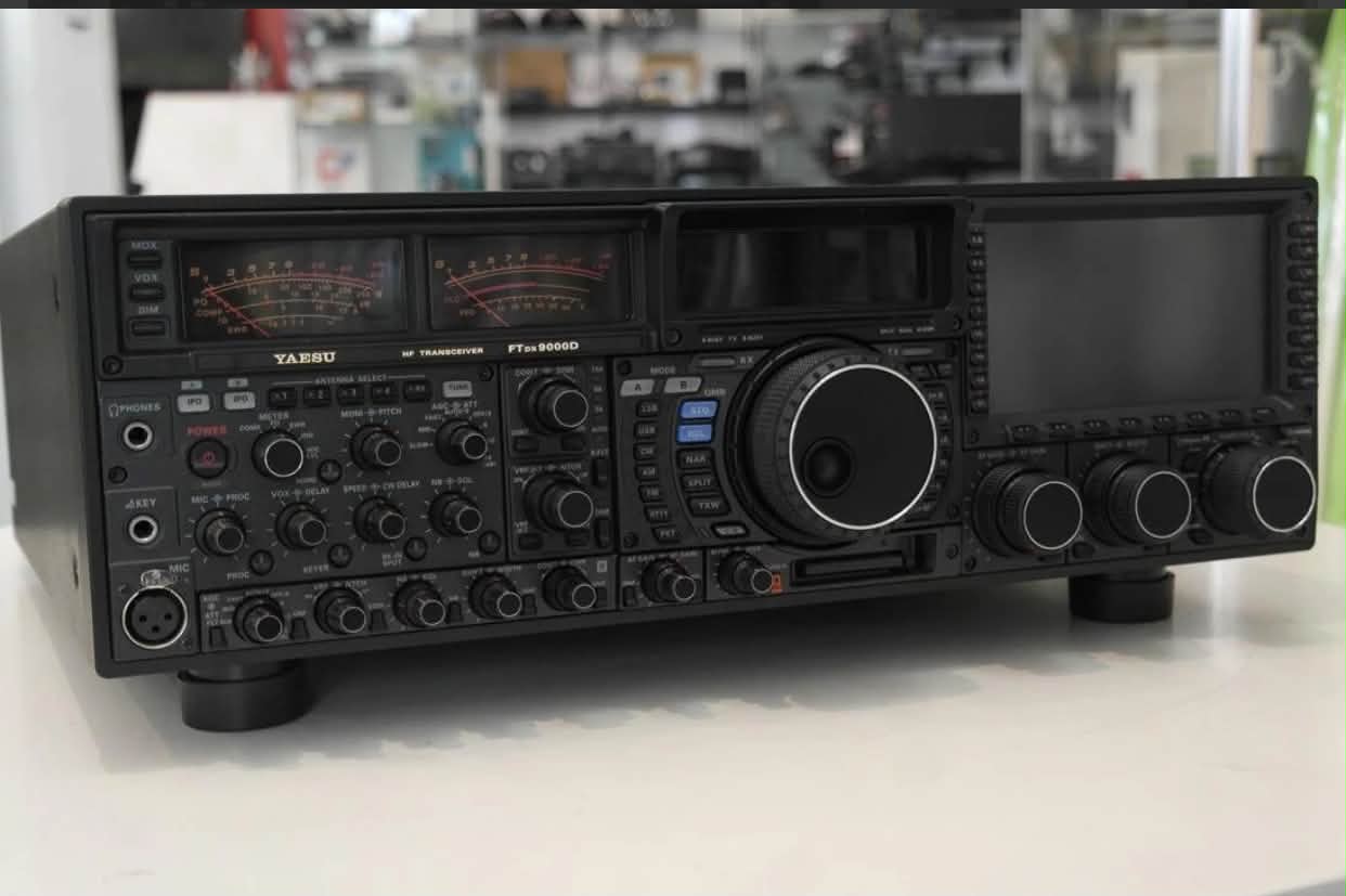 Yaesu FT-102 HF transceiver features and specifications