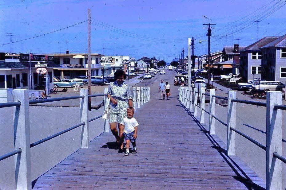 レア！Staring At The Sea • The Images 日本盤LD What is the name of the luncheonette in this 1961 Wildwood