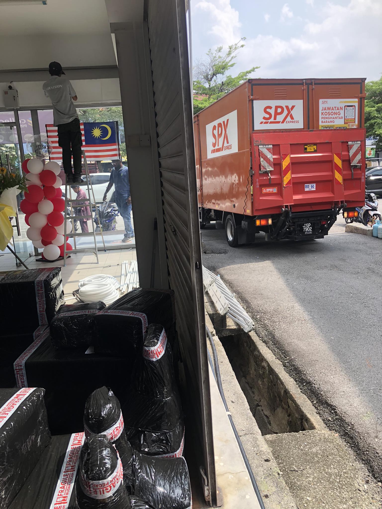 We are open! 😇 Let's do shipment and drop-off your parcel today