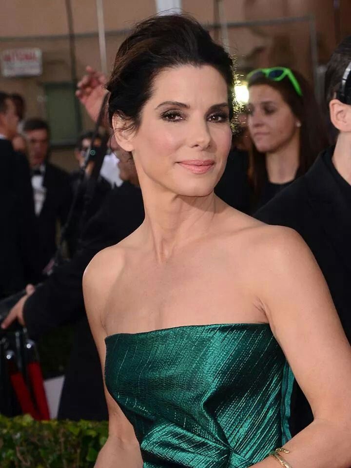 Sandra Bullock lit up the red carpet in this mint green gown! https://et.tv/2RhZ1KY