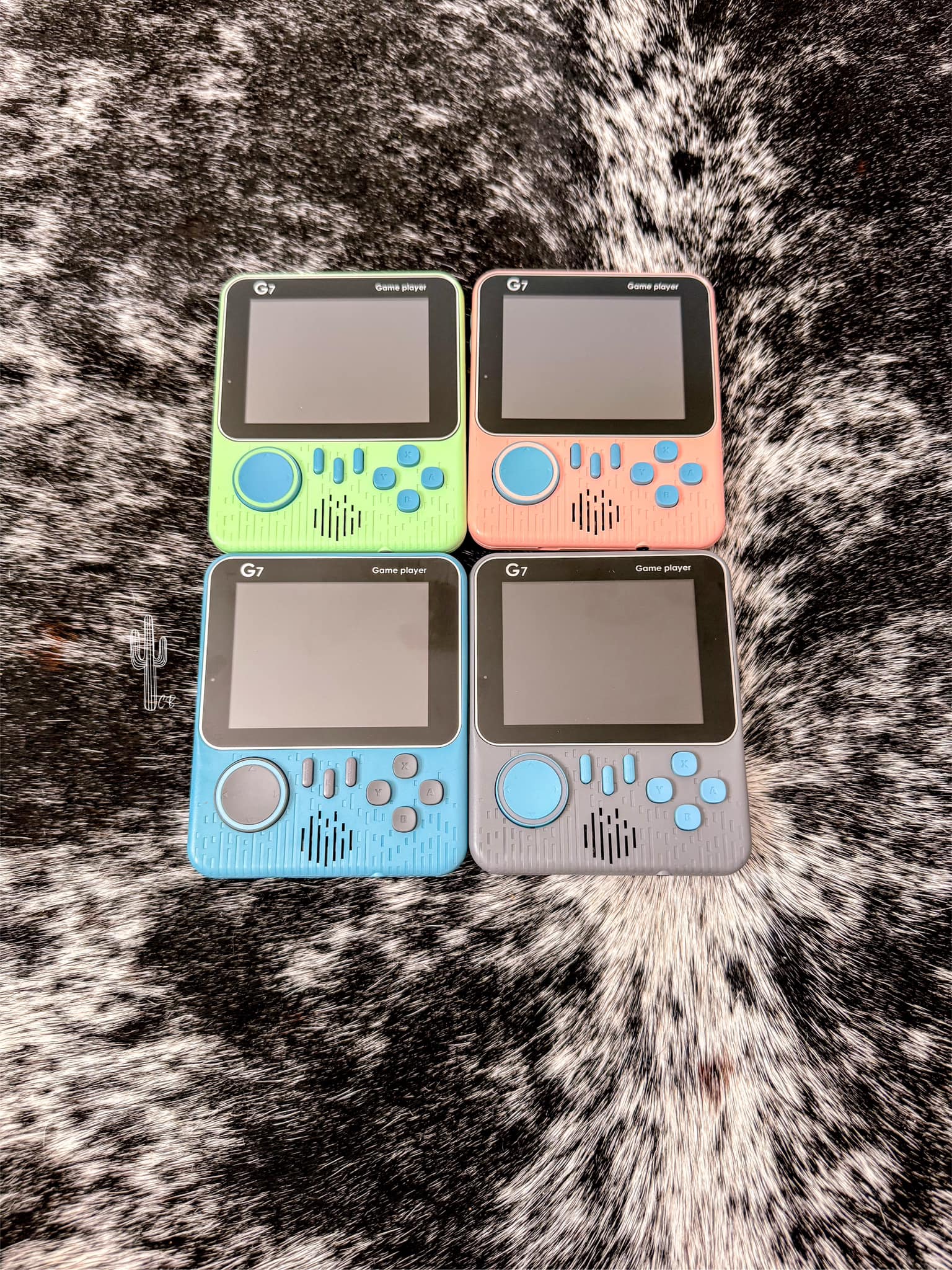 Retro gaming console with 666 loaded games