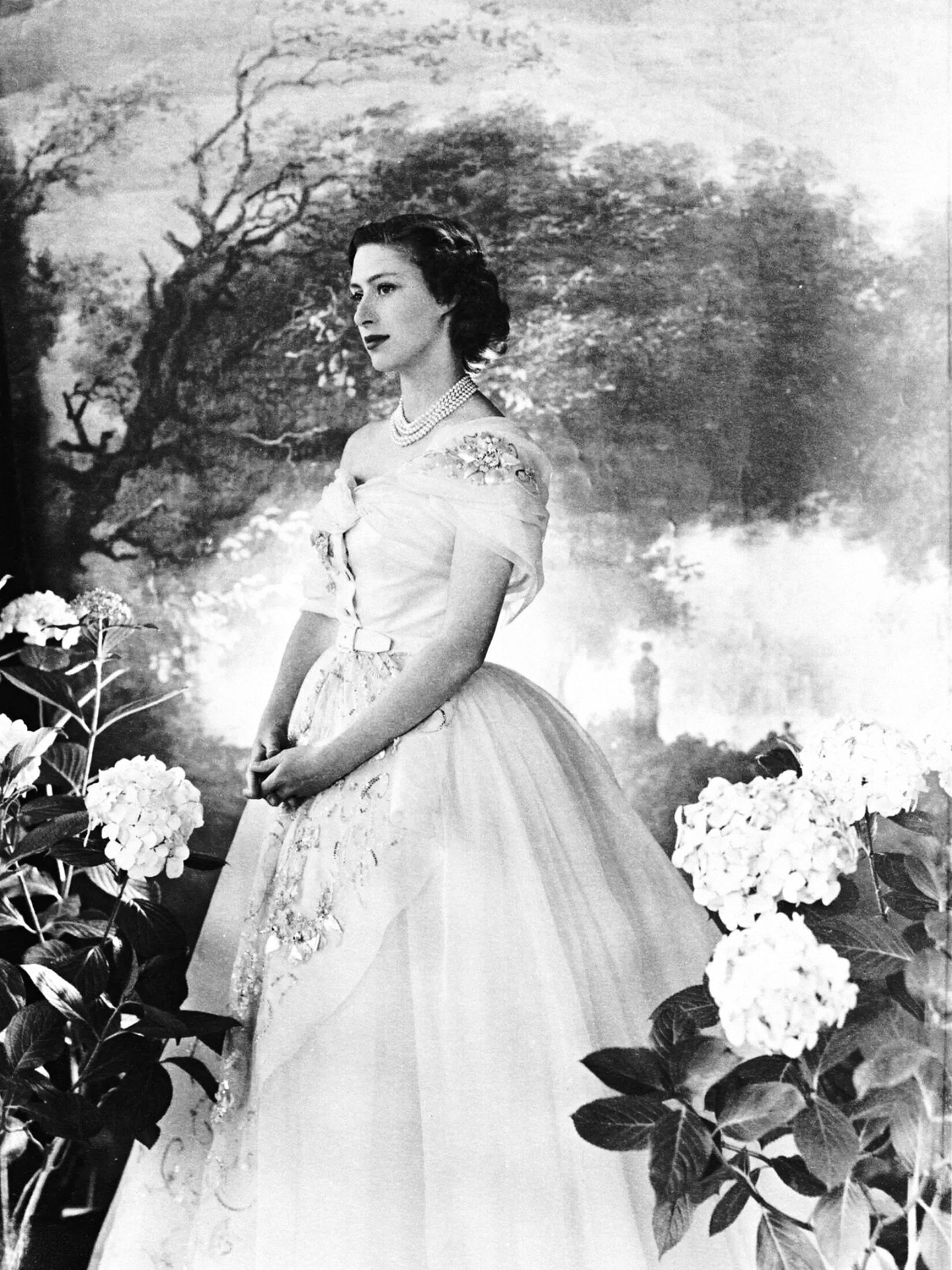 cream dior dress of princess margaret Margaret's Iconic Cinderella 👗👑 Cecil Beaton's 1951 portrait Princess taken for her 21st birthday, is an iconic image of the 20th-century royal portraiture. Shot in the Music WDIRARA Women's Zebra Printed Color:Floral Black is_limited_edition:false princess margaret dresses
