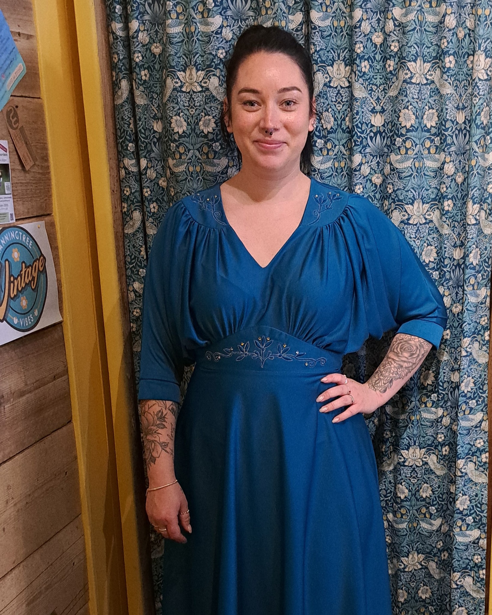 long sleeve off shoulder white dress Luxury Long-Sleeve Off-Shoulder Lace Wedding with Cascading Train Plus Size Size 8 Navy Blue Fit And transeasonal Saying yes to a color:AUBERGINE