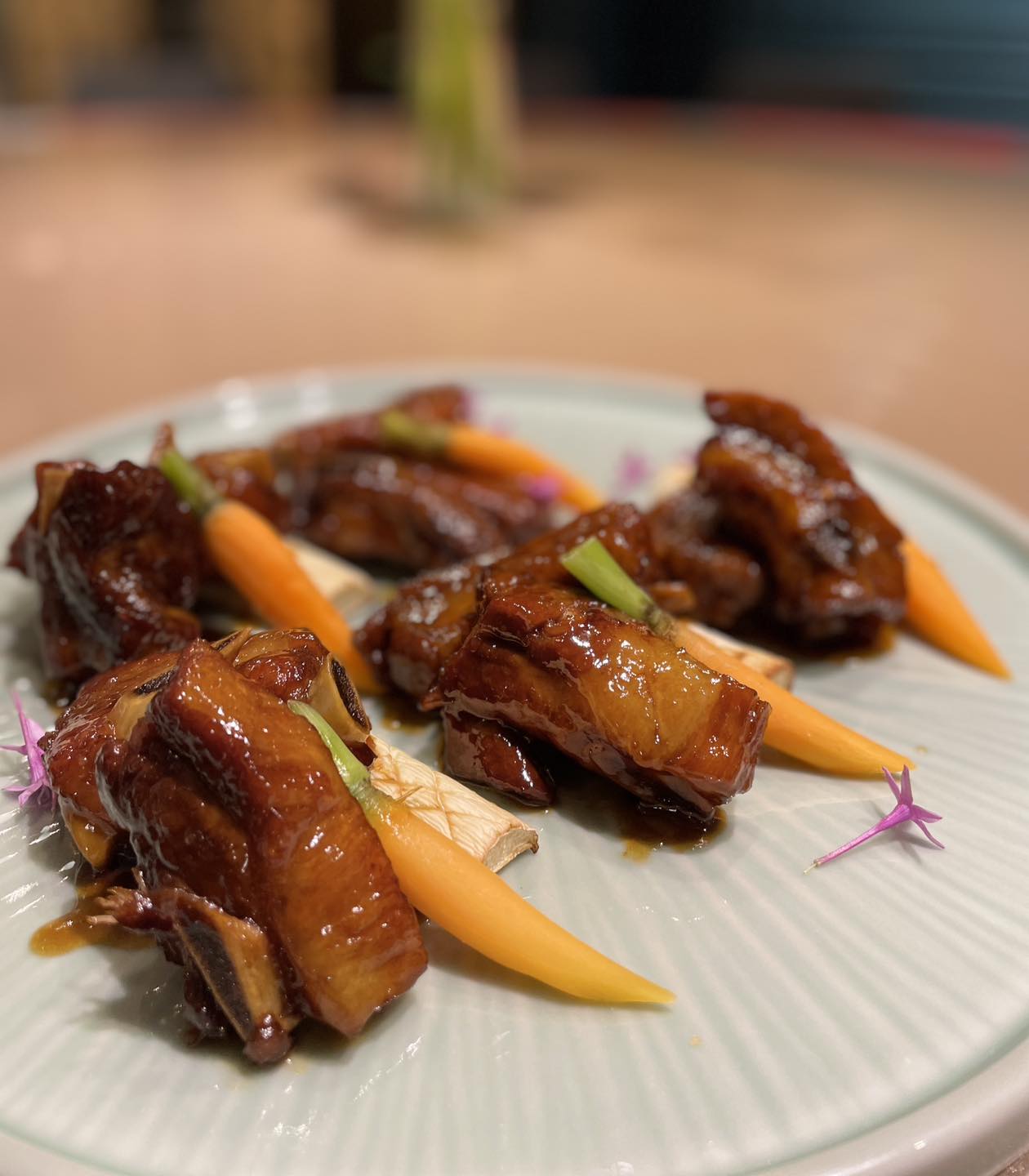 清悦 - 【 梅香慢骨｜客家梅醬煨子排】 選用厚實腩排 細火慢煨至酥軟 香氣緩緩升起 佐以客家自釀青梅 酸甘交融 果香回韻 梅醬輕覆排骨 油亮 ...