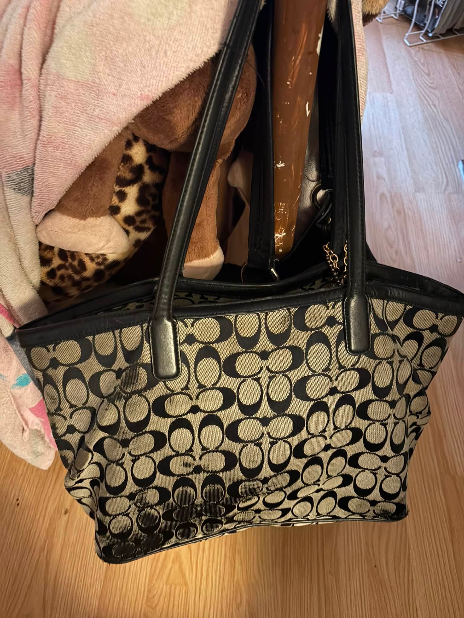 Vintage @coach Bixby Sling bag circa 1995. This little beauty is