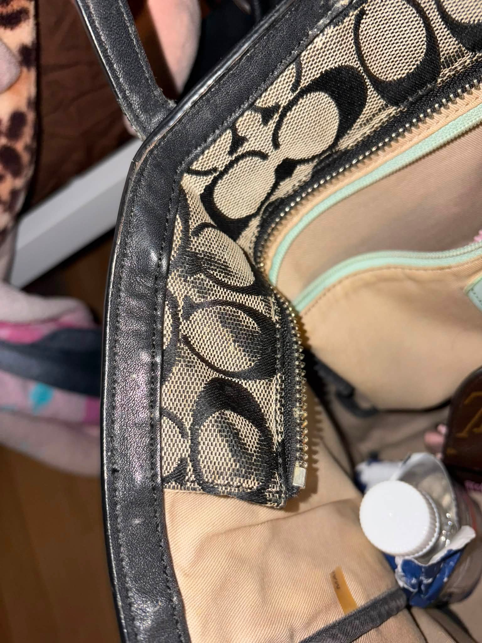 Vintage @coach Bixby Sling bag circa 1995. This little beauty is