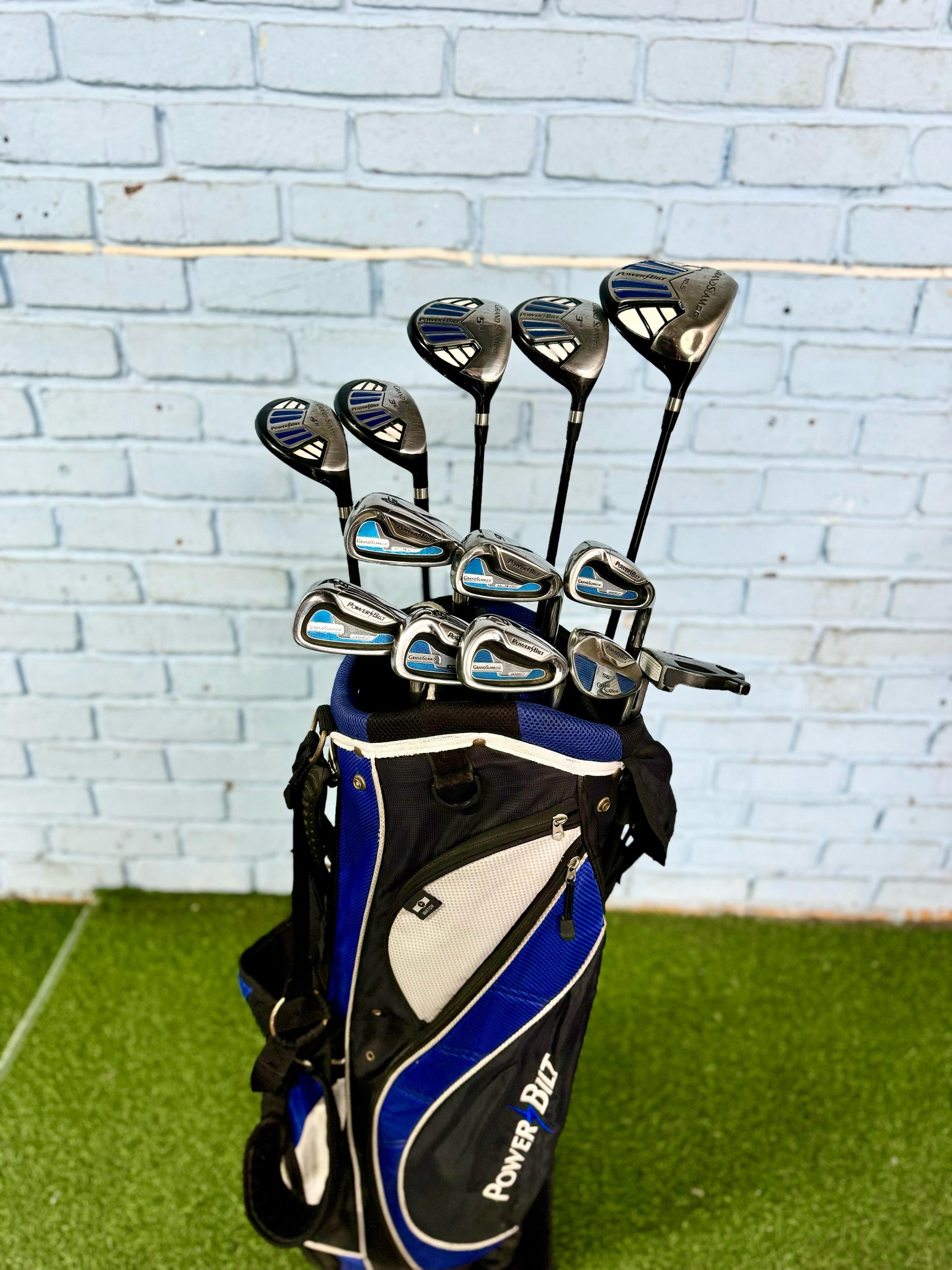 The PowerBilt Grand Slam golf set is designed for beginner to
