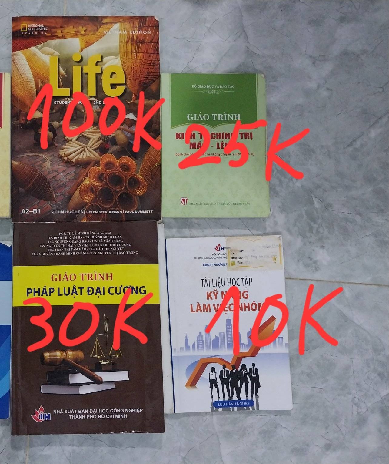 Sách qua 1 lần pass nửa giá dọn nhà