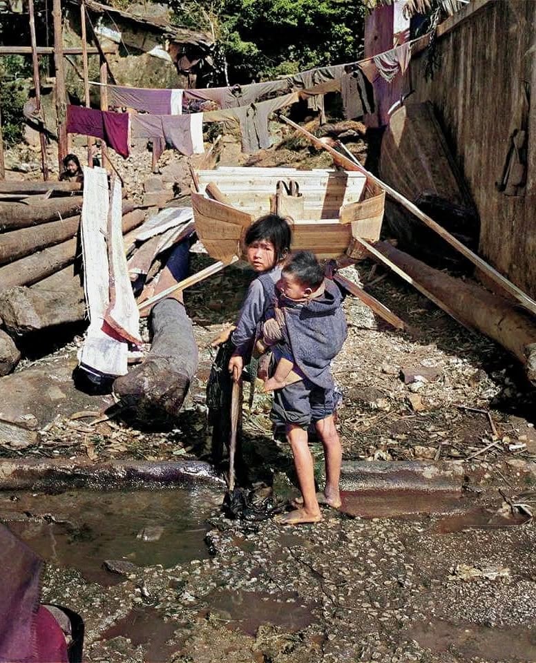 舊帖重溫: 竹園網上黃大仙上下邨相見得多, 這張70年代東南西北座背後的