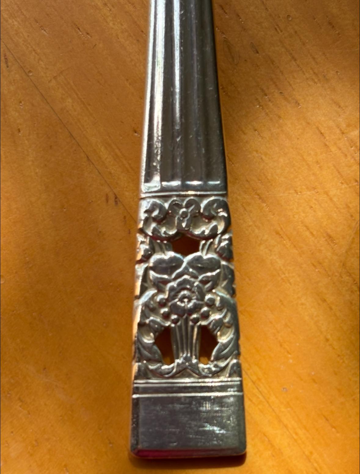 What is the Oneida Hampton Court cutlery pattern from 1936?