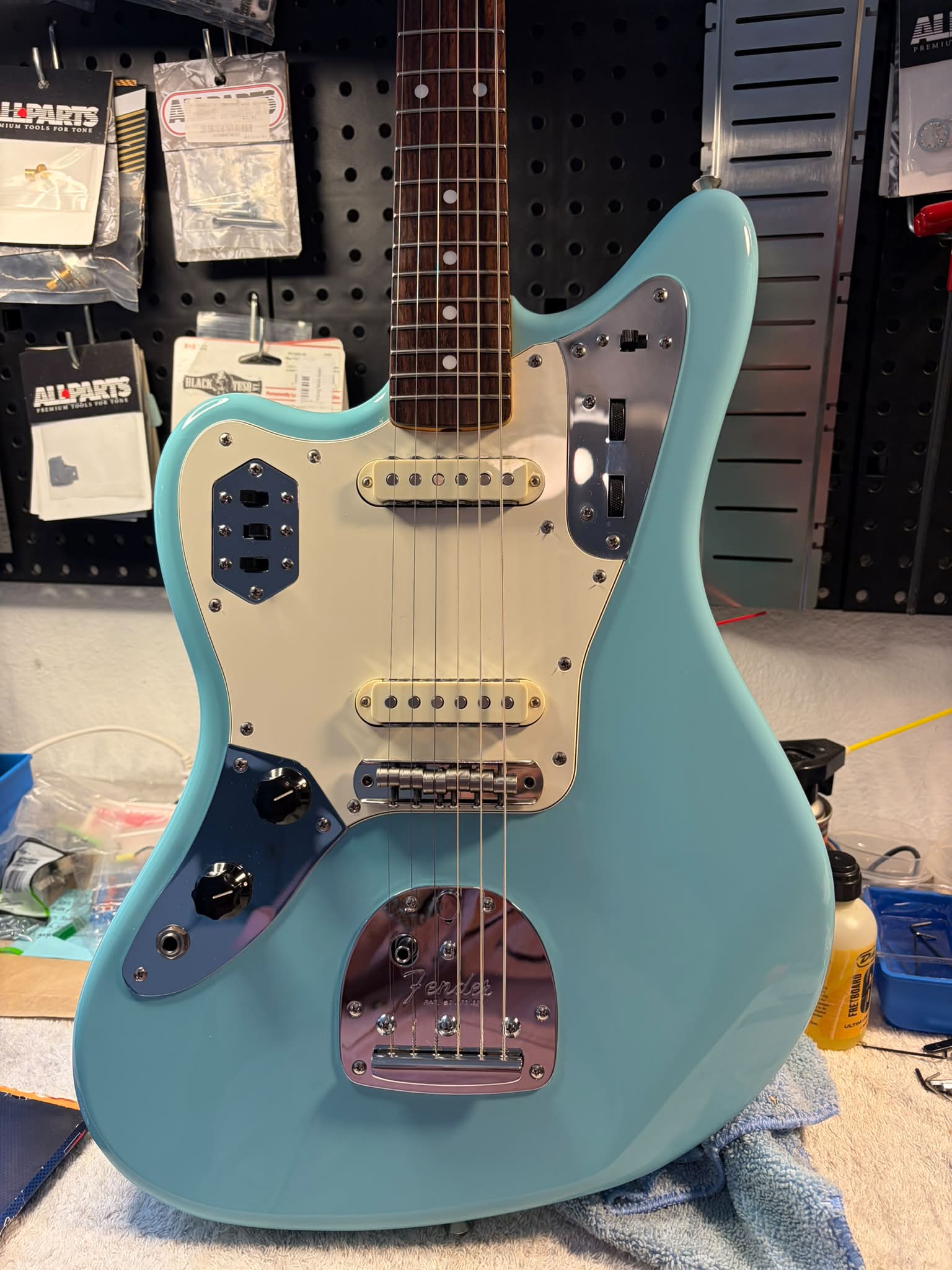 Fender American Professional bridge on Mij Jaguar