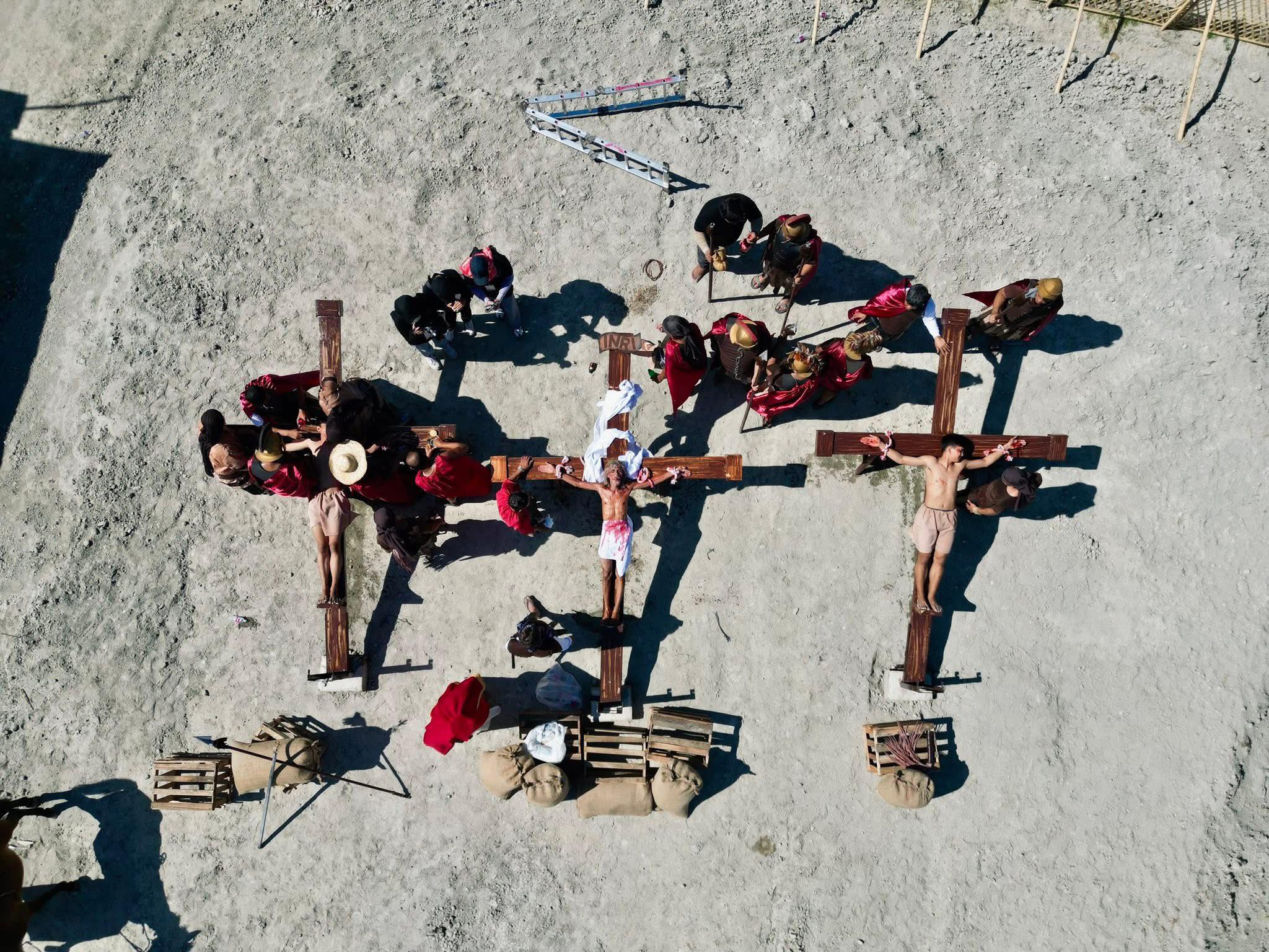 The Filipino - BIYERNES SANTO | Penitents reenact crucifixion rites in ...