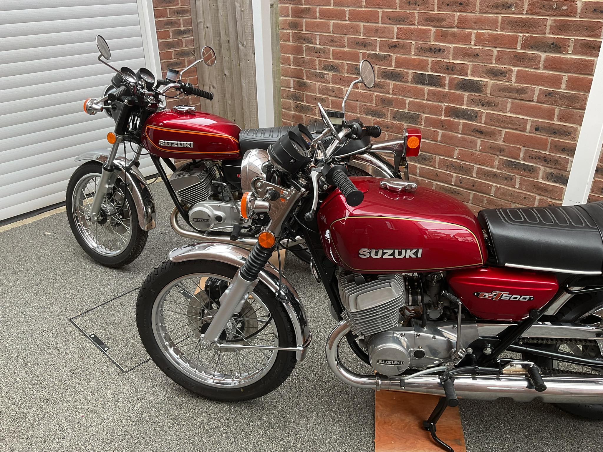 What are the differences between Suzuki GT380 and GT500 bikes?
