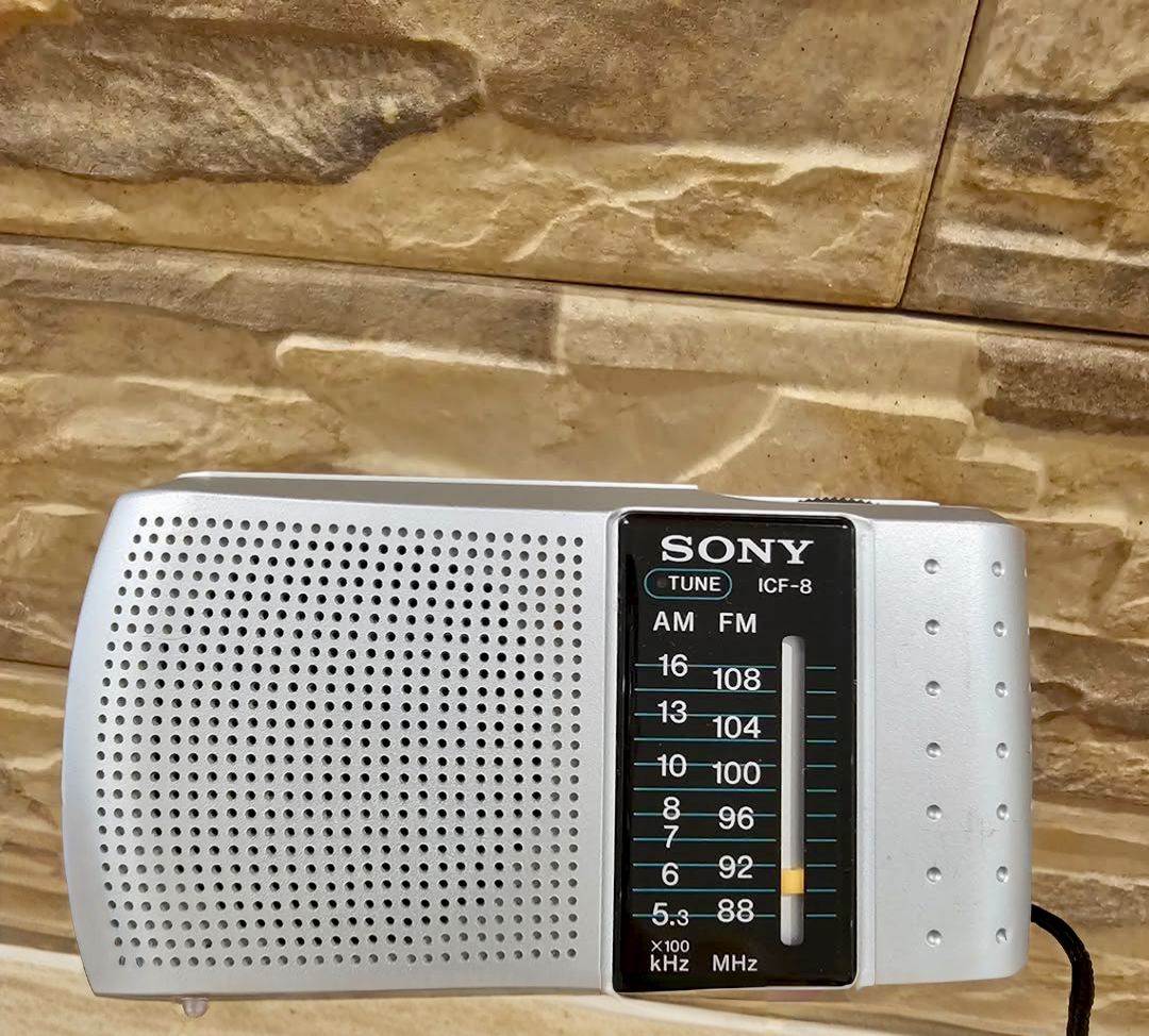 Sony ICF-9580W AM/FM 2-band radio with a Bass Reflex System.