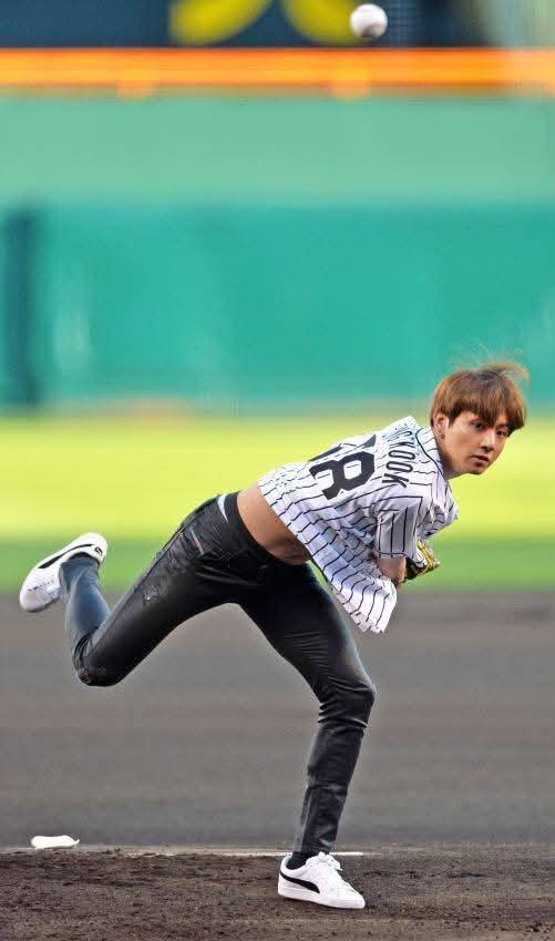 Jungkook throws first pitch at Hanshin Tigers game