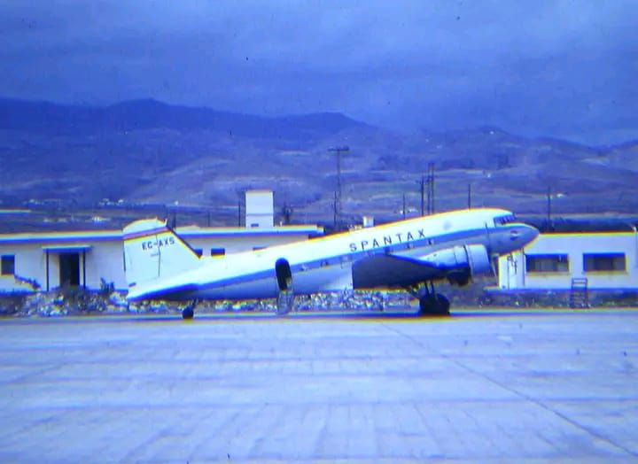 Spantax DC-6, DC-8, and DC-3 aircraft model size comparison