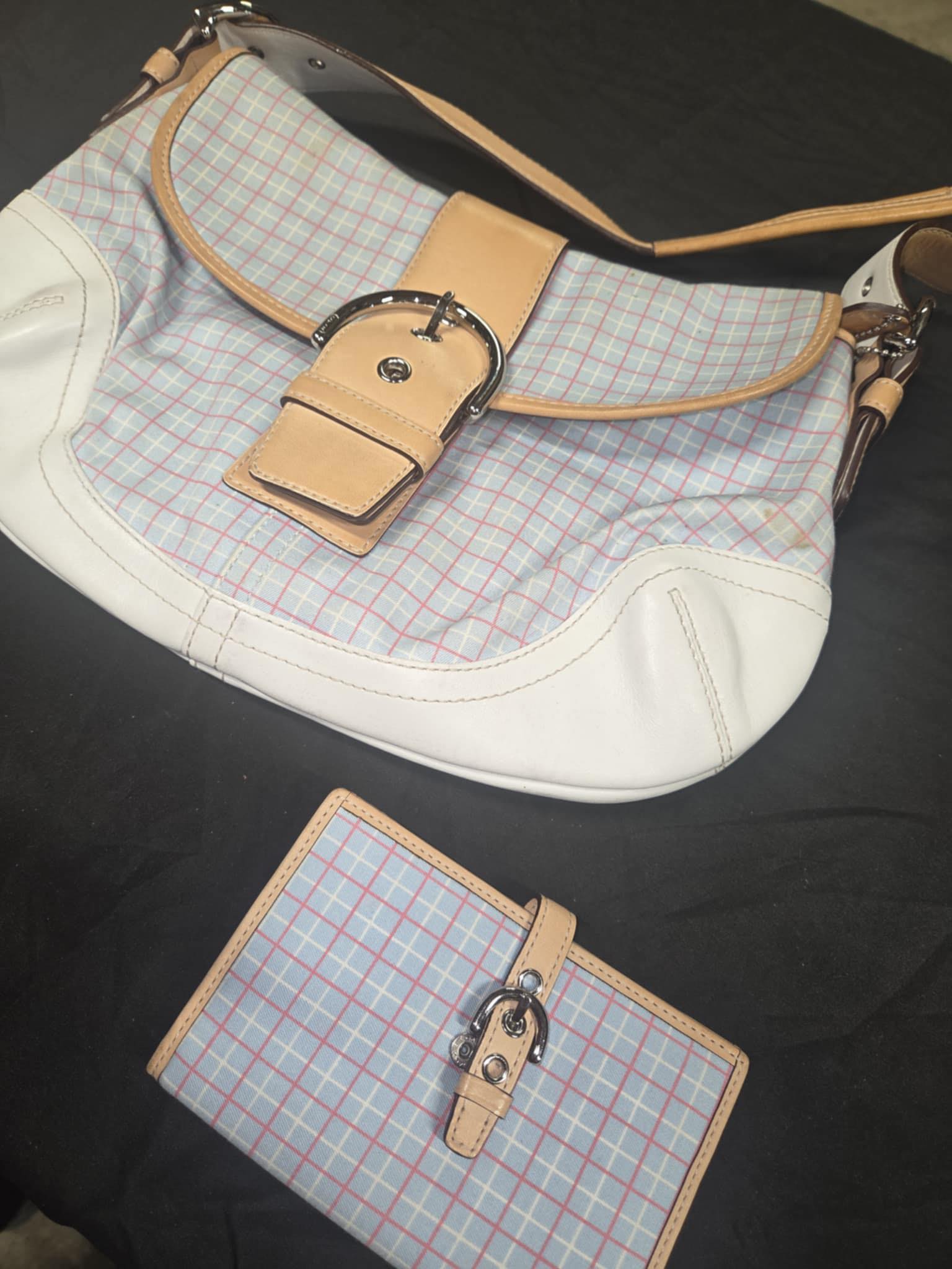 Trying to sell this coach y2k signature SoHo bag. Dm for price ☺️