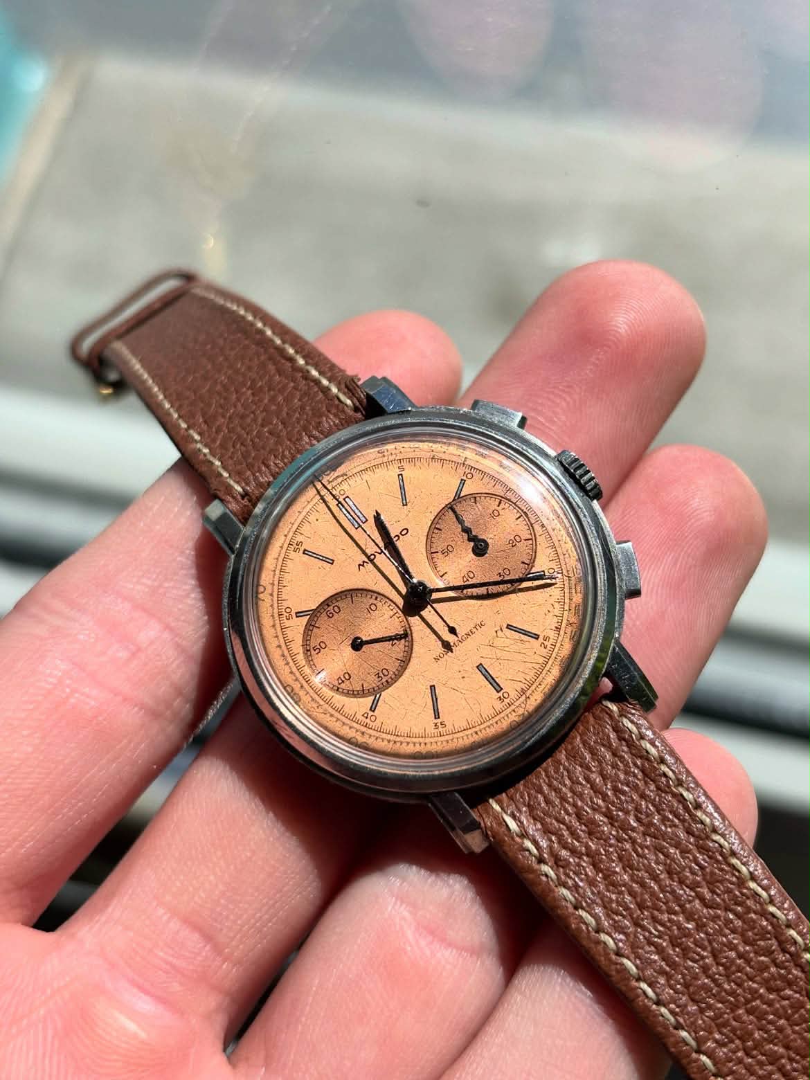 🍣🍣🍣 Happy to present you this uber rare 🦄 Salmon Movado M90