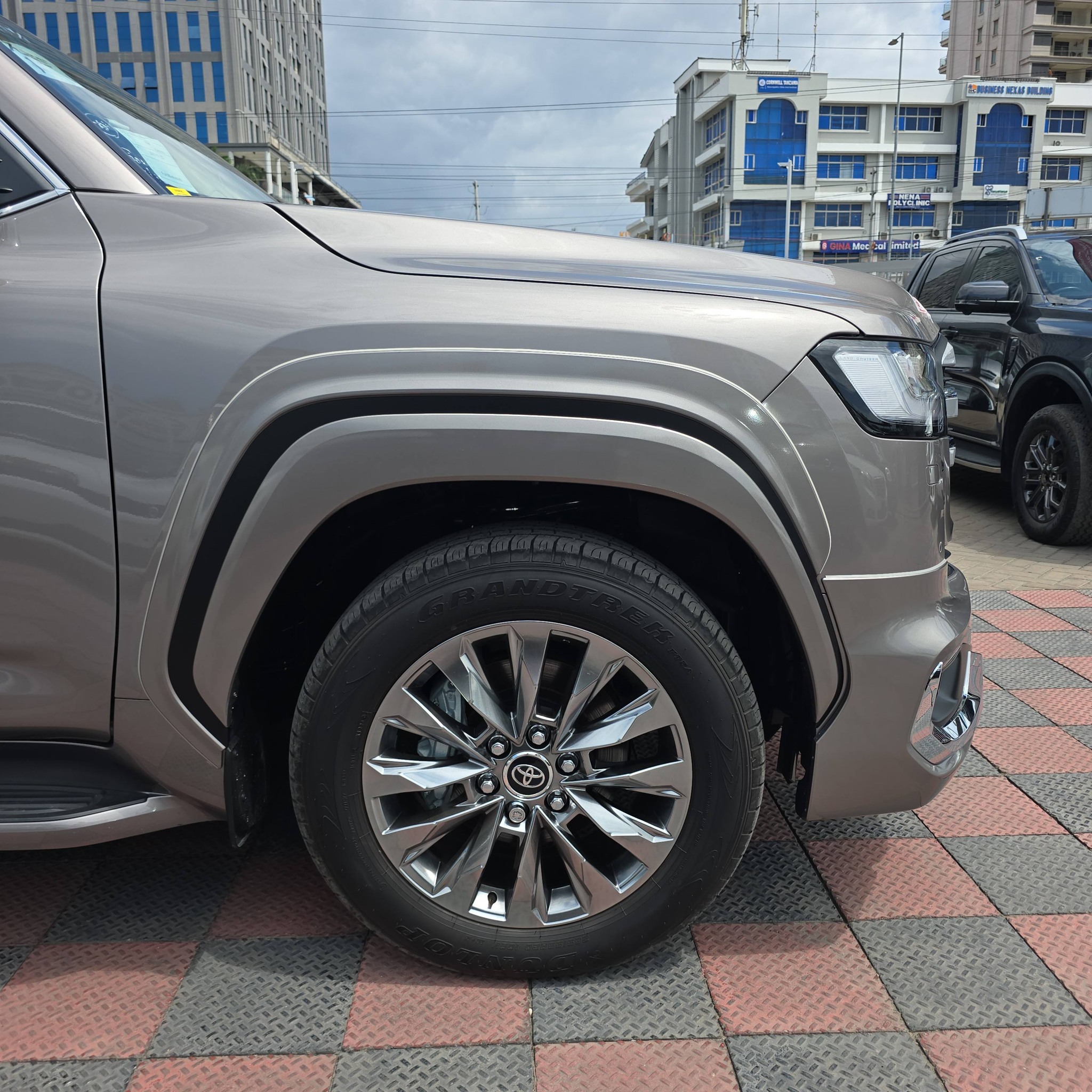 2025 TOYOTA LANDCRUIZER ZX 3300CC DIESEL BRONZE COLOR Call