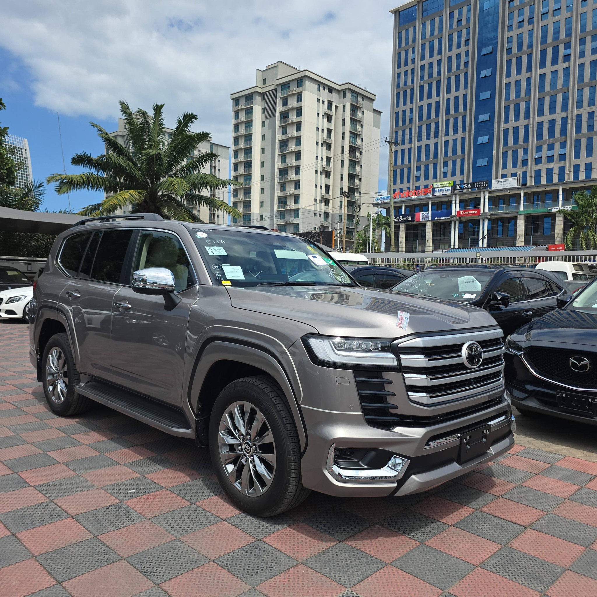 2025 TOYOTA LANDCRUIZER ZX 3300CC DIESEL BRONZE COLOR Call