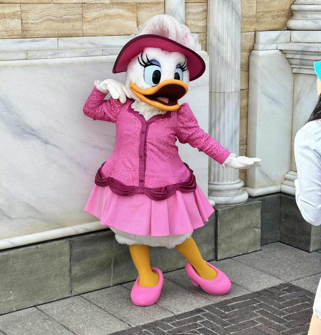 Disney - Daisy Duck in one of her many outfits at Tokyo DisneySea! She ...