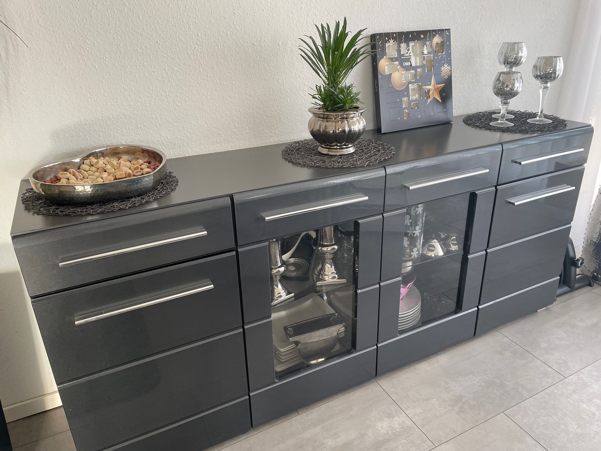 Wir verschenken unser Sideboard in Hochglanz Anthrazit. Das Sideboard hat die Maße: 200 cm breit, 87 cm hoch und 44 cm tief. Selbstabbau und natürlich auch Selbstabholung. Der Inhalt ist NICHT mit