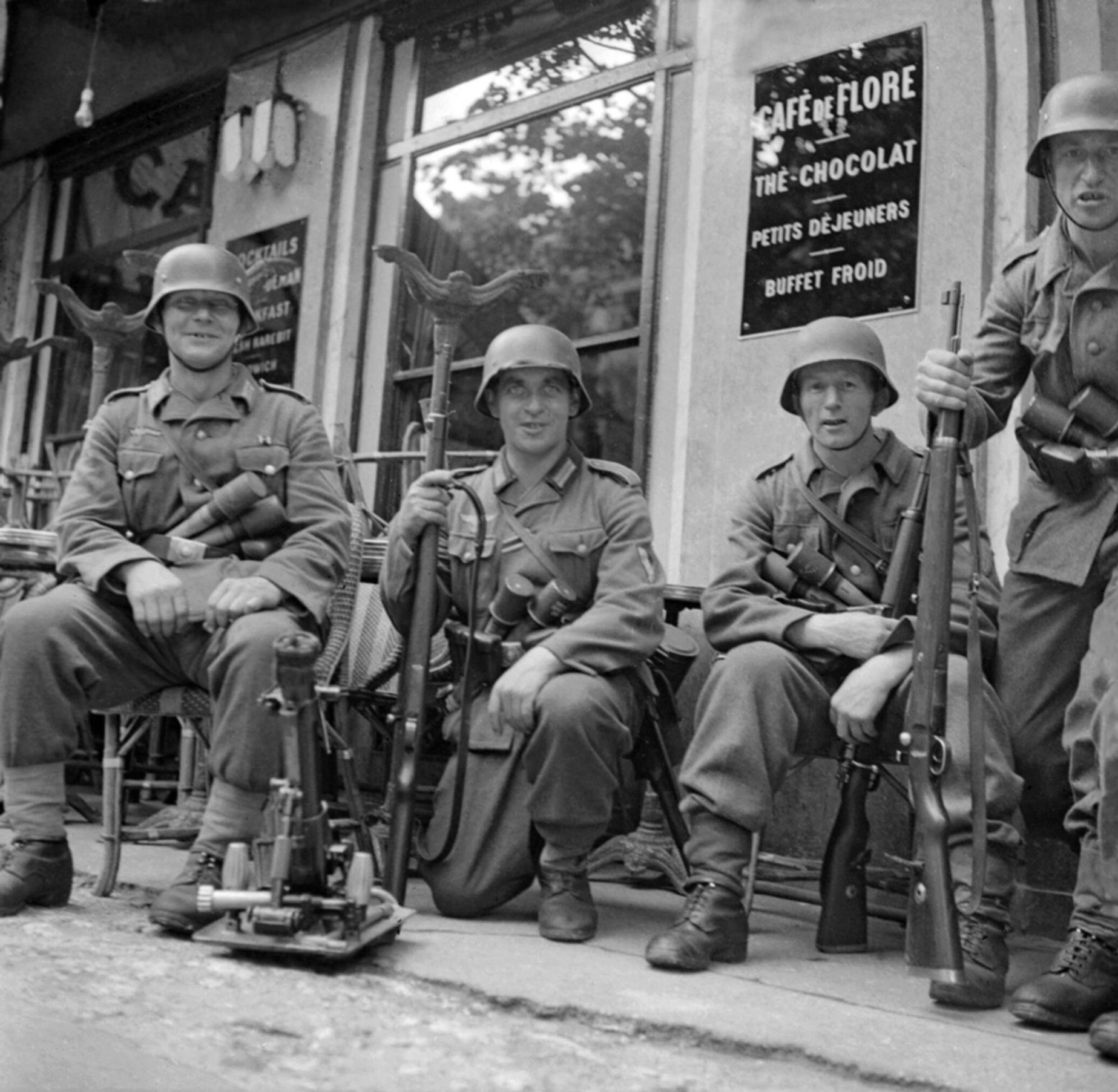 zeitreise-ein-letzter-sommer-in-paris-deutsche-soldaten-im-caf-de