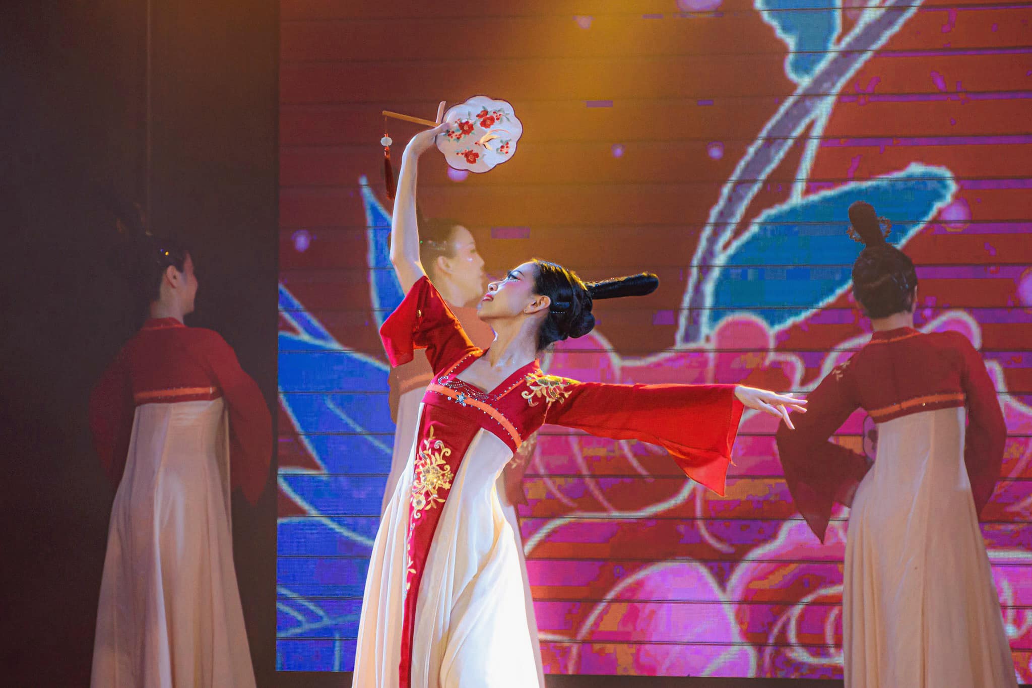 🥀 《 醉叹盛世 》 🥀 —舞韵辉煌中心荣誉呈献— #2024循光大汇演 - 日新国中舞蹈团第二届舞展《循光》 | Facebook