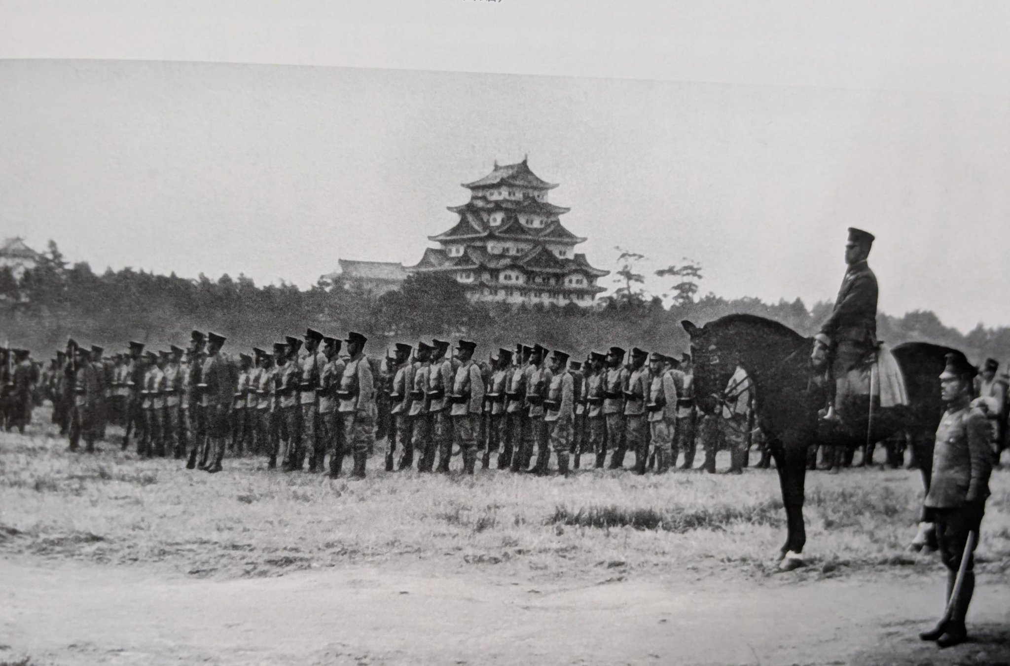 昭和15年練兵場（今の名城公園）から望む焼失前の名古屋城