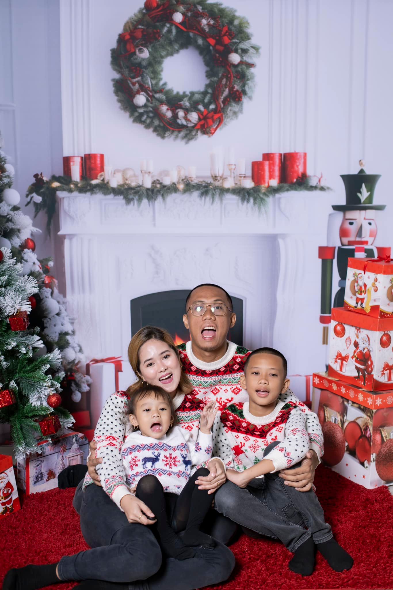 This holiday... - Uclick Self-Portrait Studio - Liloan | Facebook