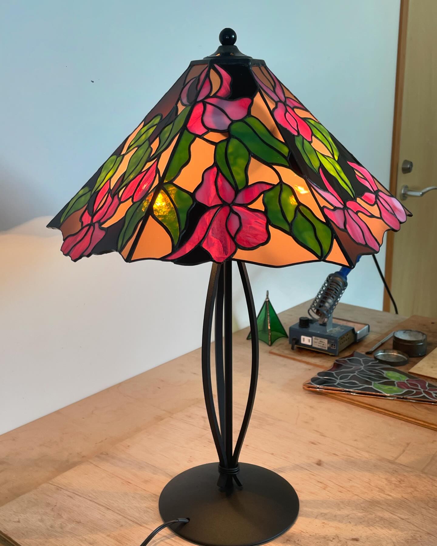生徒さん作品❣️ フクシアのランプが完成しました? ピンク?のお花が 