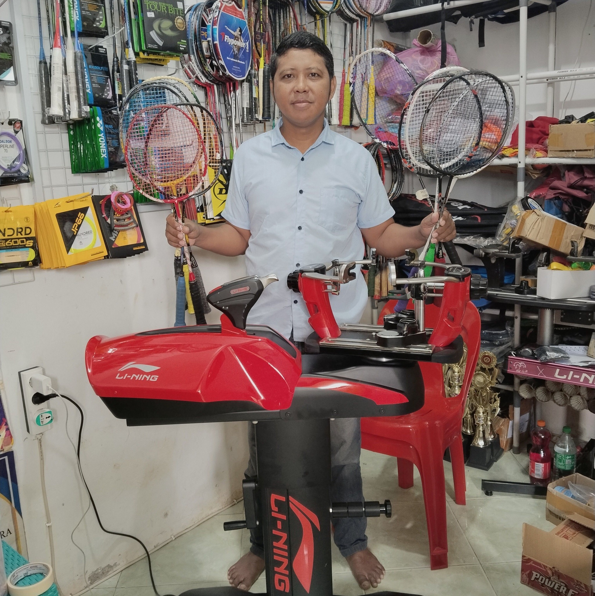 Flypower Tornado 800 adalah raket badminton populer buatan Indonesia ...