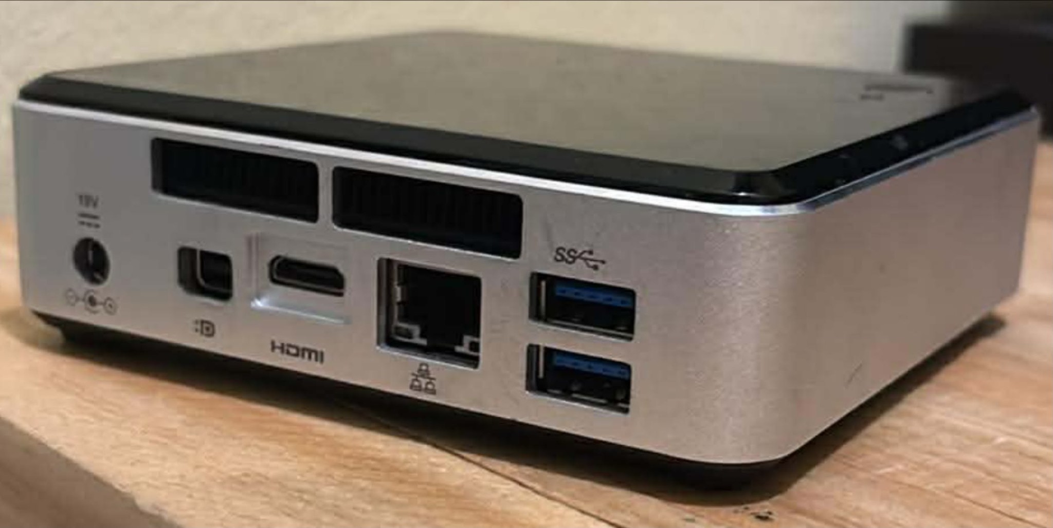 Llévate esta mini pc Intel NUC8BEH, tiene todo lo necesario para