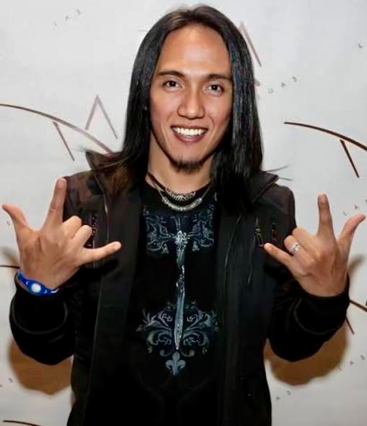Journey's lead singer Arnel Pineda brings magic to the band