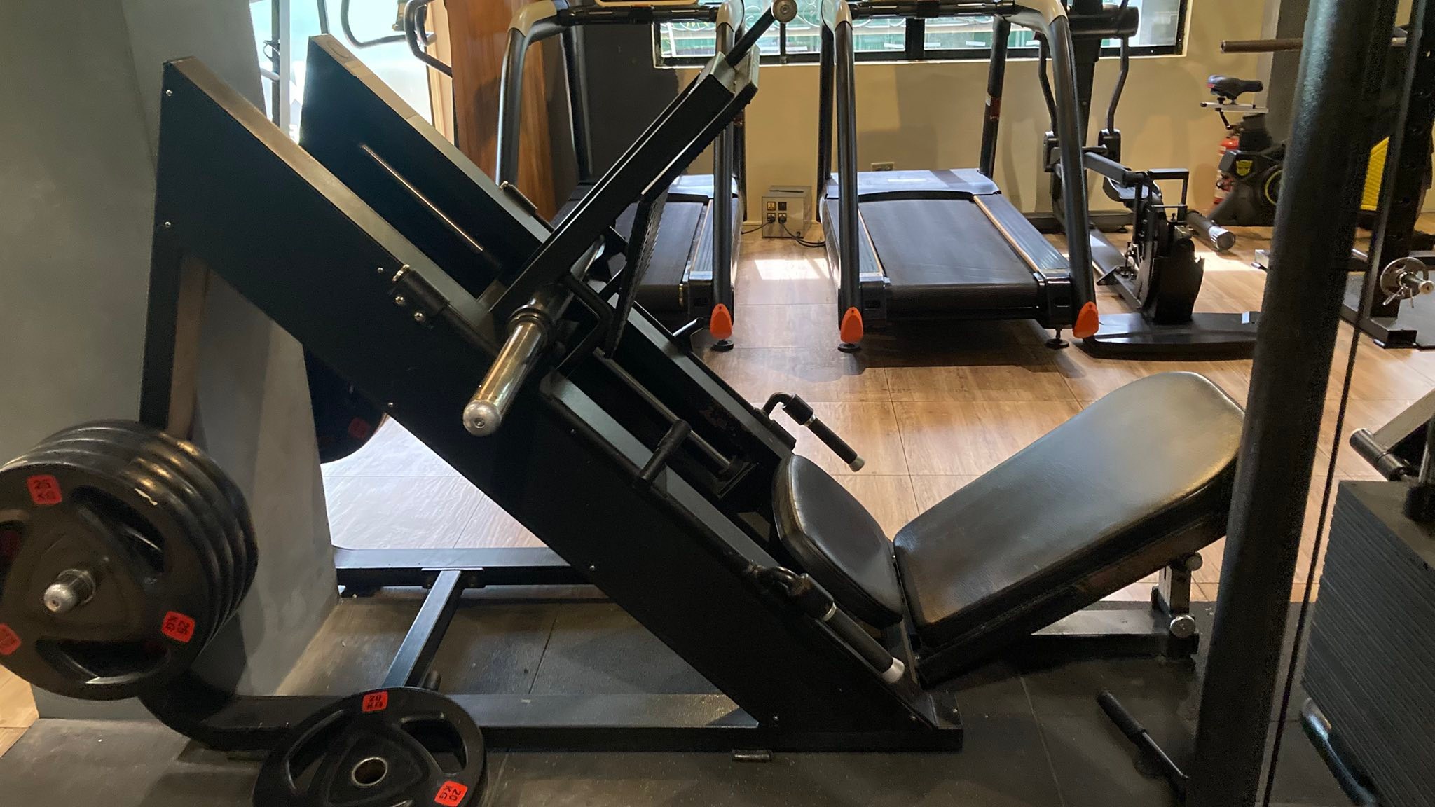 Kings - 🦵 LEG PRESS MACHINE Uses Strengthens the quadriceps, hamstrings ...