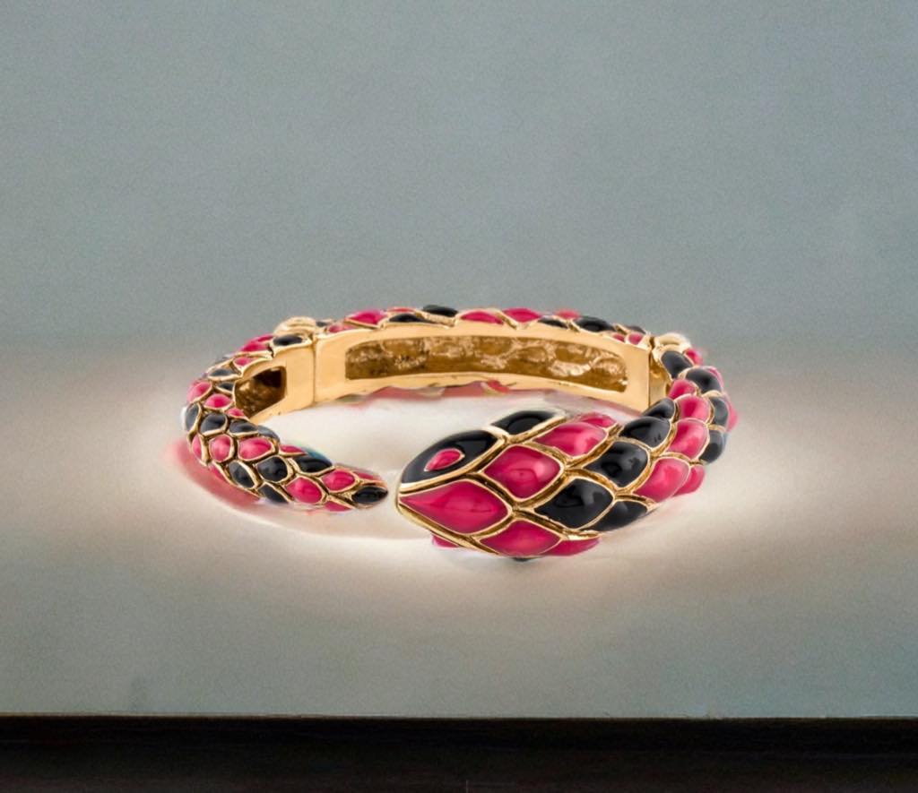 What is the signature on this 14k Italy 80s bracelet?