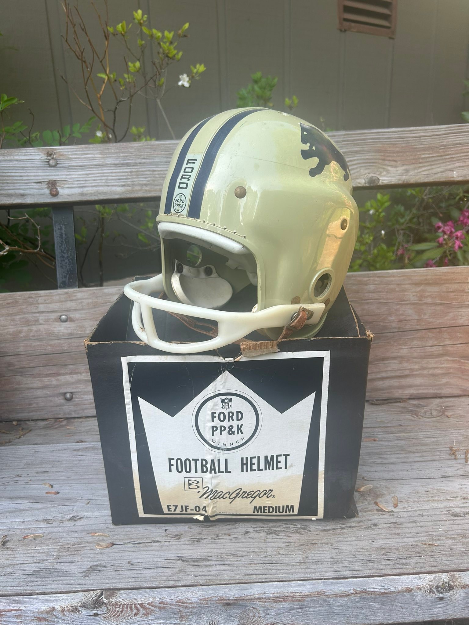 cheap vintage football helmet Adult  Halloween Hallway The Riddells Revolution Speed football helmet has taken the football world by storm Vintage Leather Football Retro Football