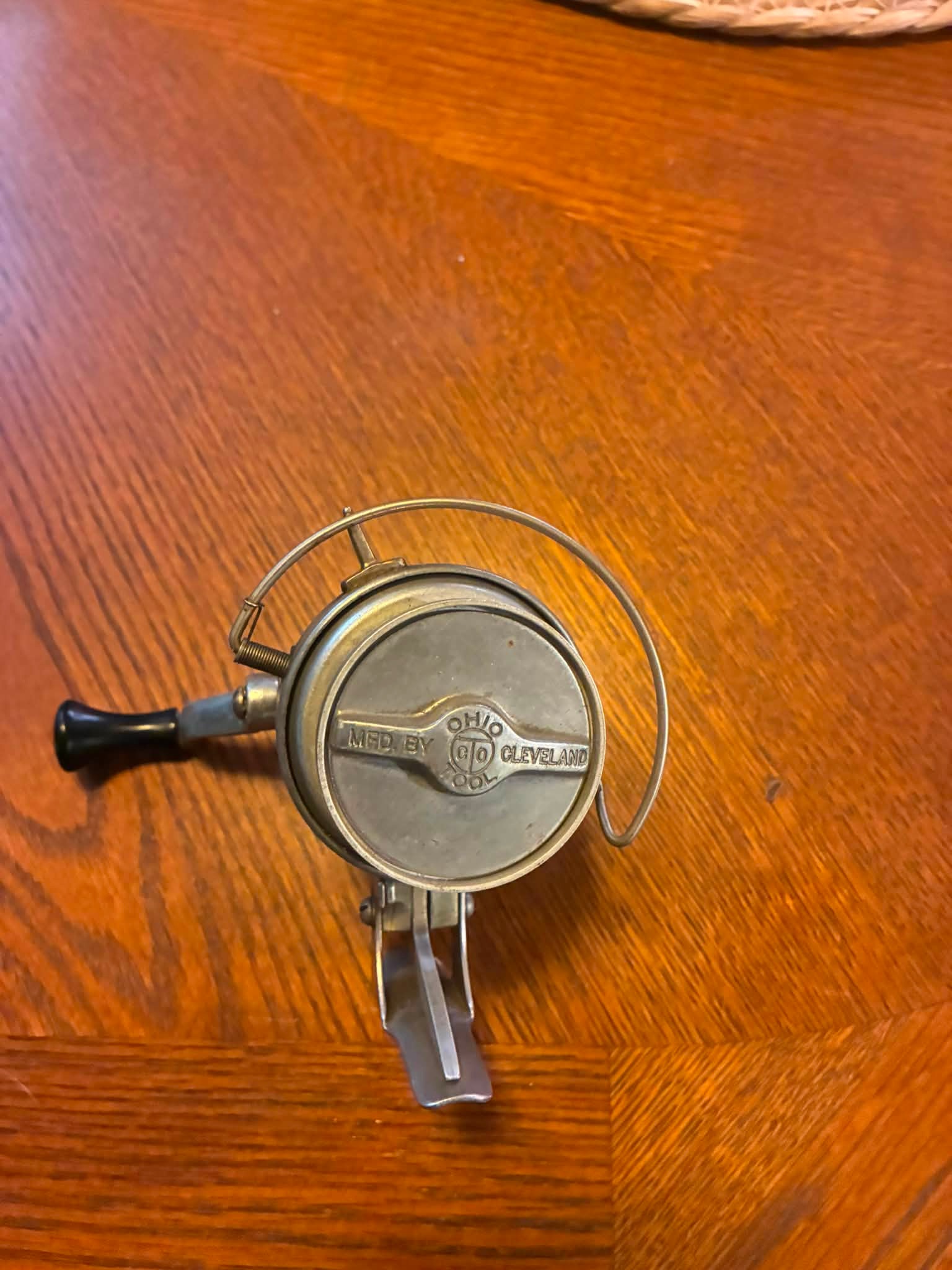 Vintage Revelation V7343 baitcasting reel has gold-tone side plate