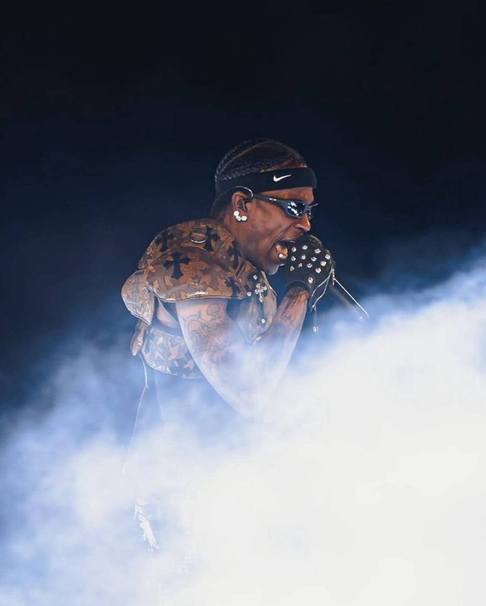 Travis Scott wearing a retro Tokyo Verdy shirt at the basketball