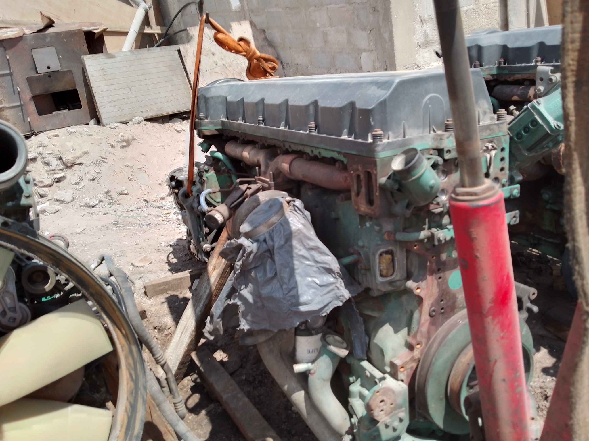 COMPRA Y VENTAS REPUESTOS CAMIONES IQUIQUE | Motor Volvo en desarme D13 ...