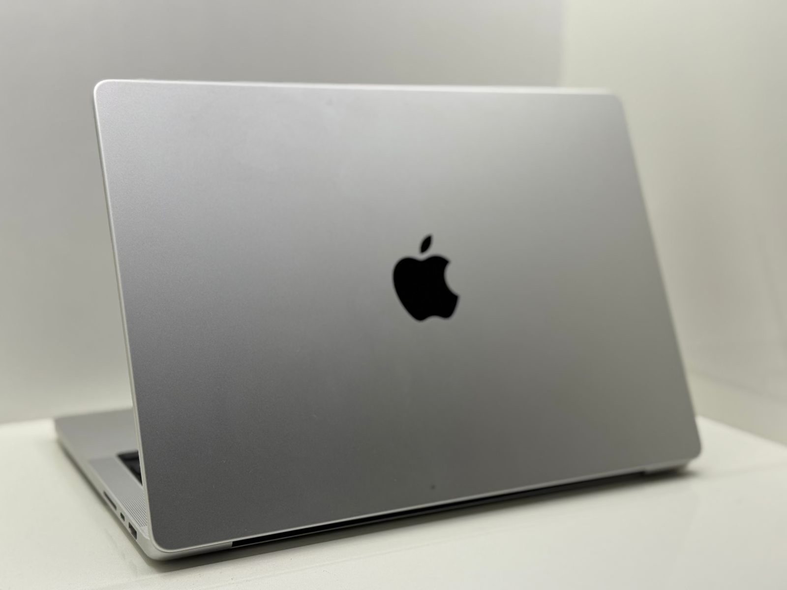 ? MacBook Pro M2 Max 14 inch ➡️CPU: 16C ➡️GPU: 30C ➡️RAM 
