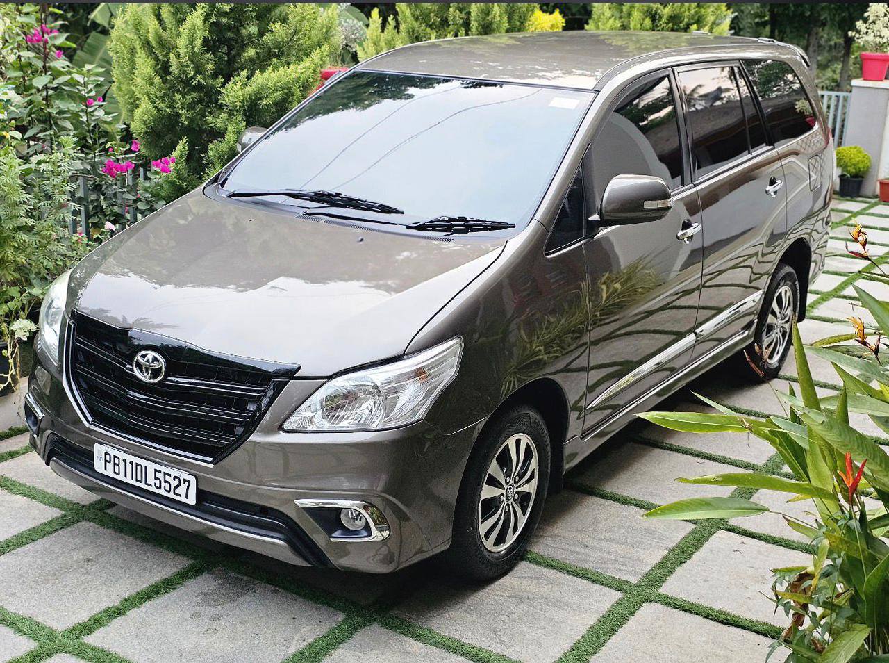 2015 MODEL INNOVA ZX 150000 KM SECOND OWNERSHIP COMPANY SERVICE NO