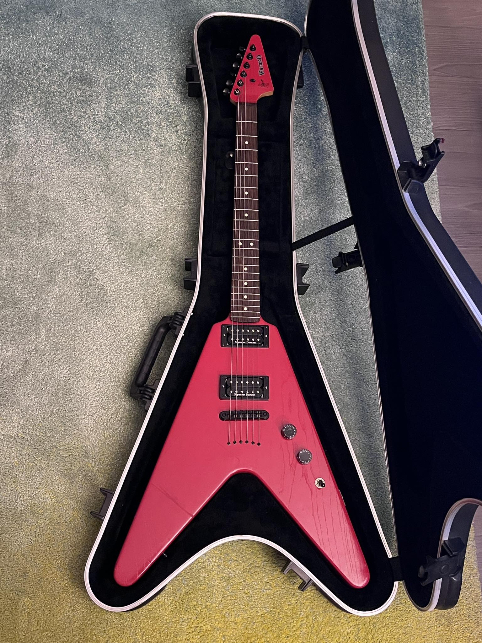 Picked up this old school Warmoth V yesterday. Plays and sounds