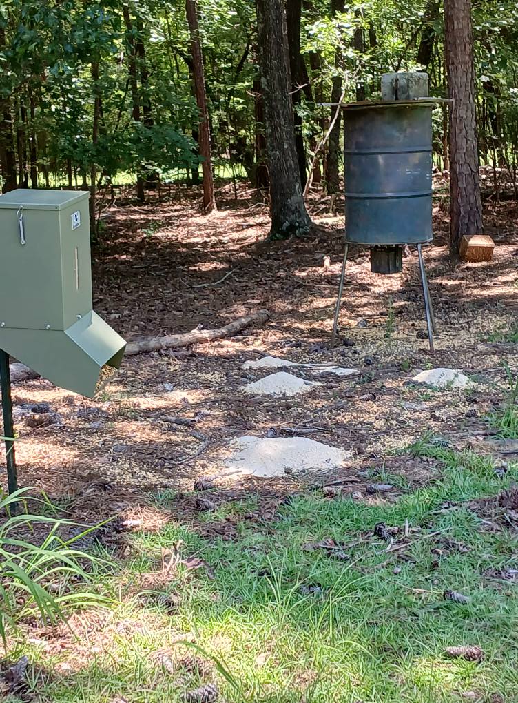T-Post Gravity Deer Feeder Redneck Blinds