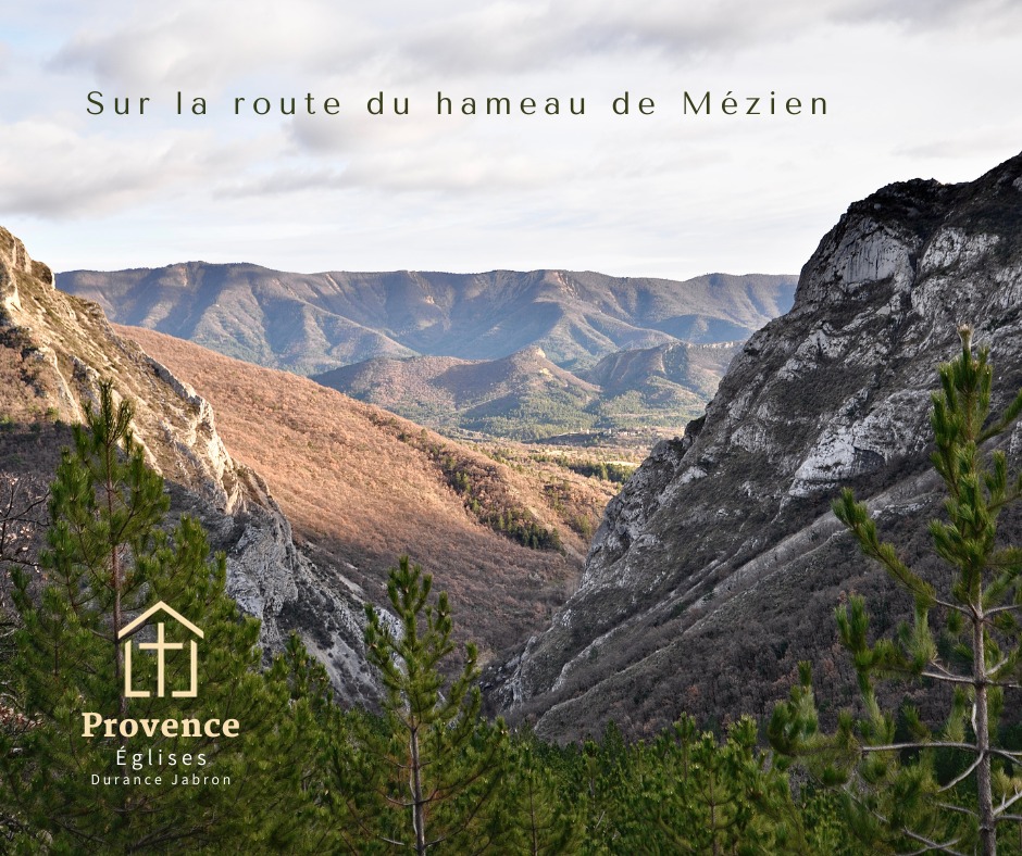Clochers - 🔝 Bordée de hauts chênes, l'église Saint Jean domine le ...