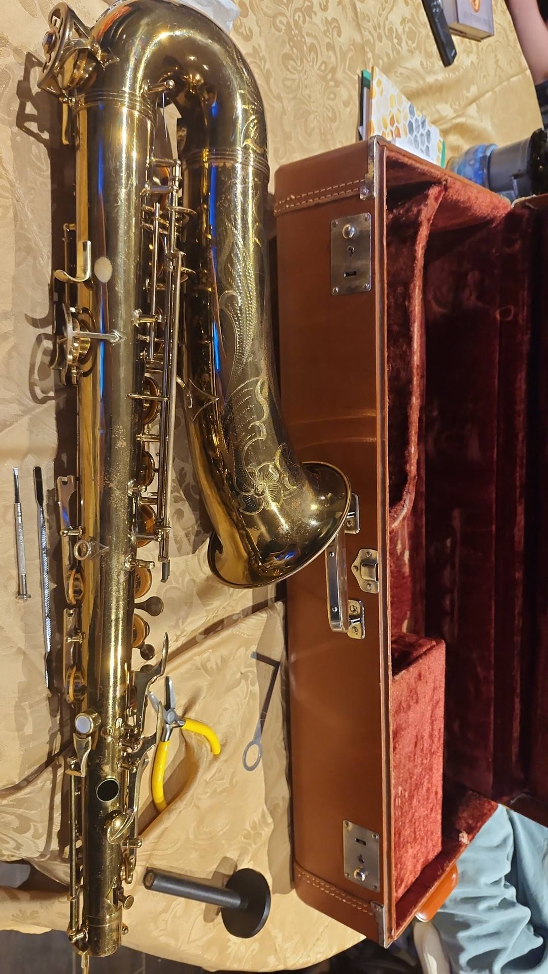 What is the value and info on an Evette and Schaeffer tenor saxophone?