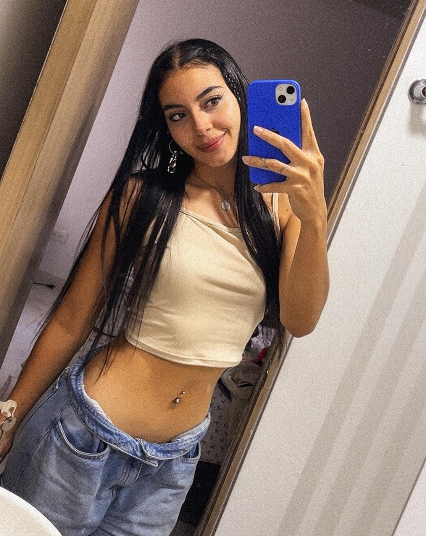 Holly Haze Holly Haze added a new photo — in Medellín,...